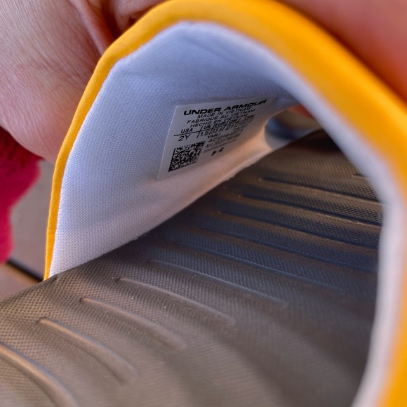 Youth underarmour slides - Picture 2 of 3